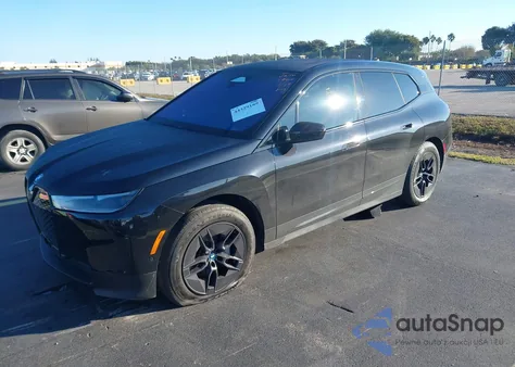 2023 BMW Ix xDrive50 z USA, uszkodzony, nr VIN WB523CF07PCM51181